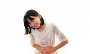 Abdominal pain with worm damage to a girl