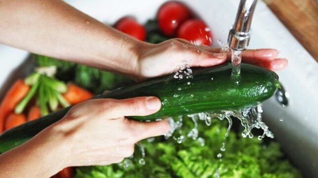 Washing vegetables to prevent infection with protozoan parasites